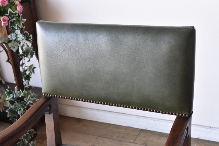 どっしりとしたオーク材が魅力のアームチェア【c14】