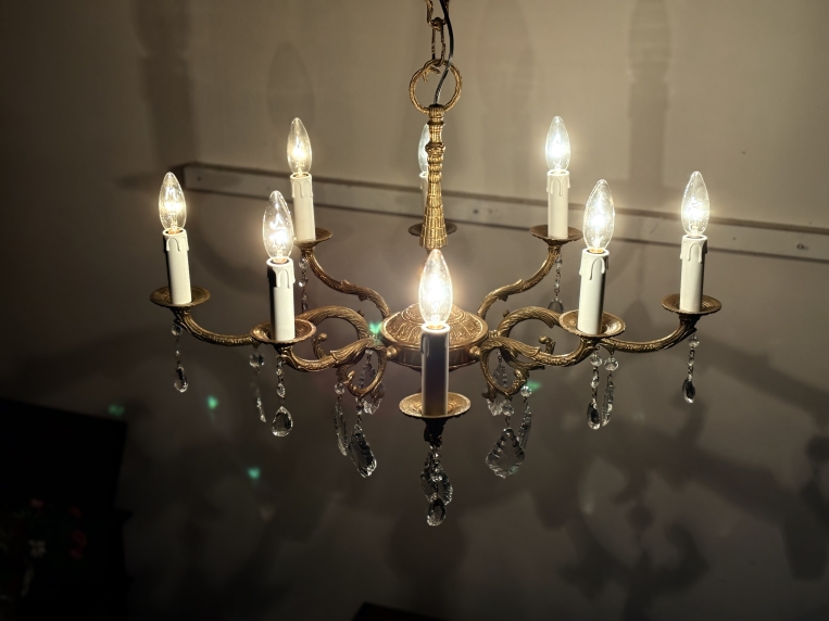 優雅な曲線が空間を華やかに彩る、真鍮の重厚な質感としずく型クリスタルが煌めく8灯式ガラスシャンデリア【sy470】