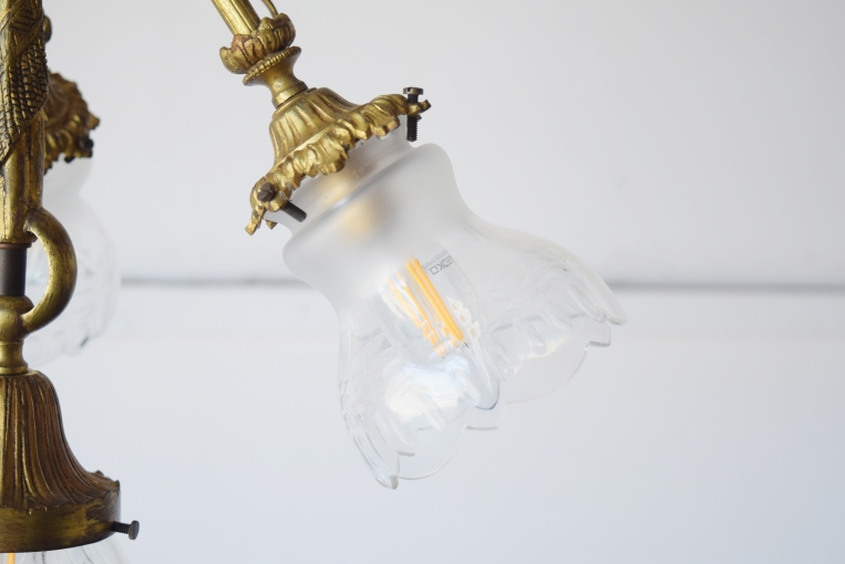 蝋燭が灯っているような演出のキャンドル型ソケット。現代のLED電球にも対応し、実用性とヴィンテージの風合いを両立させたフレンチシャンデリアの細部。