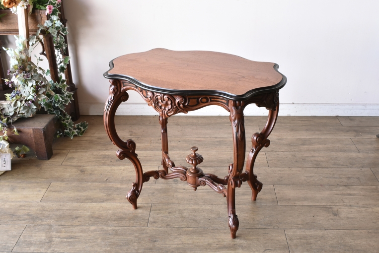 パルテノン アンティーク / 職人技の彫刻装飾が美しいハイ