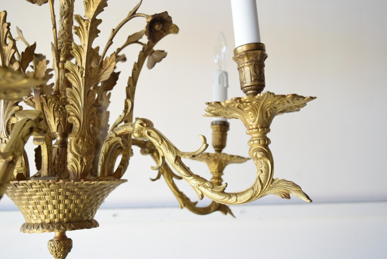 パルテノン アンティーク / 緻密な装飾美が空間を彩る優雅なクラシック