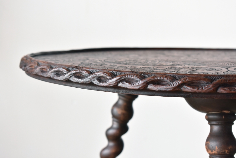 視覚的な奥行きを与える縄目状の立体的な彫刻「ツイストリム」。縁取りから天板一面に広がるカーヴィングは、19世紀後半の英国家具らしい重厚さとエレガンスを兼ね備えた、美術品のような仕上がりです。