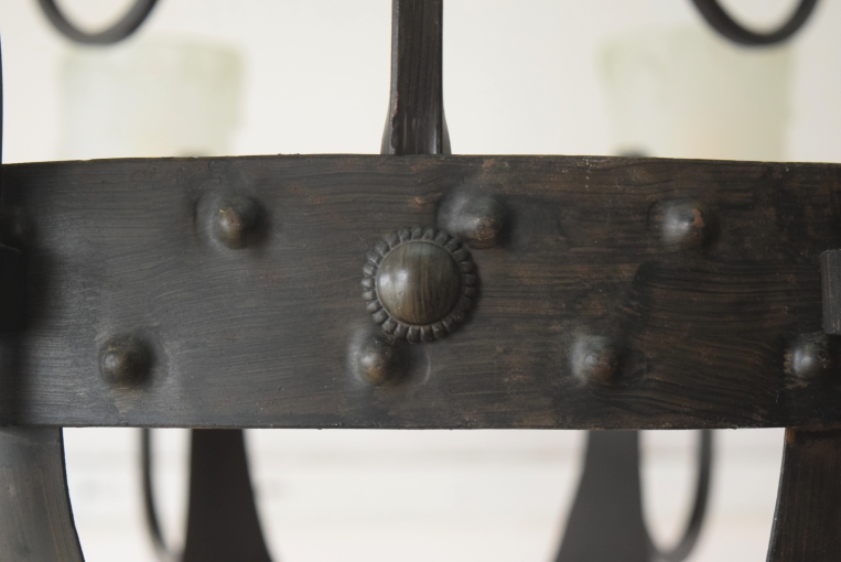 重厚な存在感を放つ、アイアン製12灯式シャンデリア【00001】