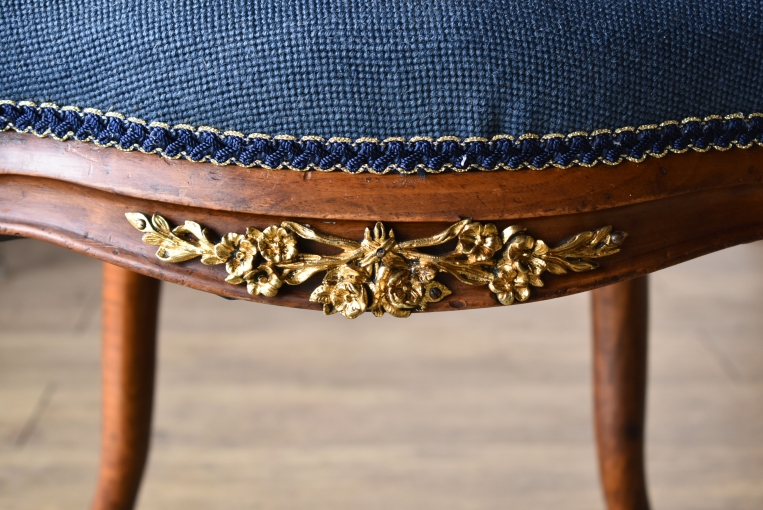 プチポワン生地が素晴らしいウォールナットサロンチェア【c317-3】