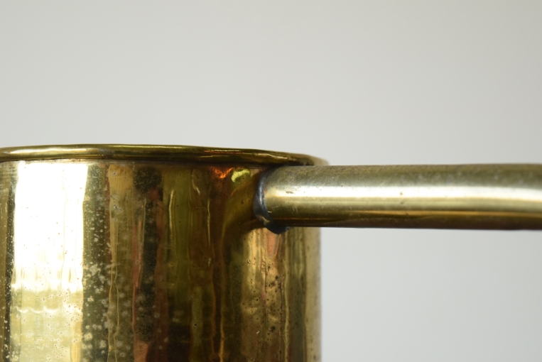 真鍮の輝きと手仕事の温もり、ハンマリング加工のブラスフラワーベース【8532】