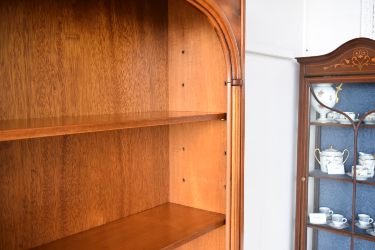 アーチの優美さが際立つ上品なブックキャビネット【9136】