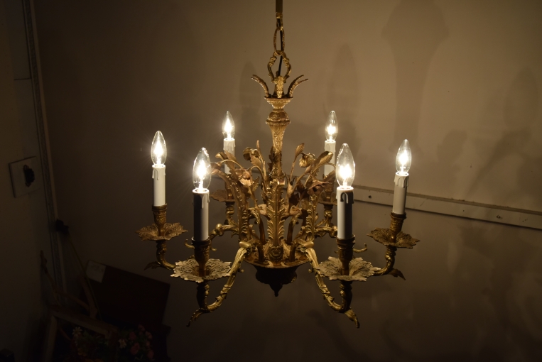 緻密な装飾美が空間を彩る優雅なクラシック6灯式シャンデリア【sy453】