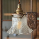 フランス製アンティークのペンダントランプ。プレスガラスの優美な曲線と、真鍮製パーツが織りなす洗練されたデザインが魅力で、キッチンやダイニングをノスタルジックな光で彩る気品溢れる吊り下げ照明です。