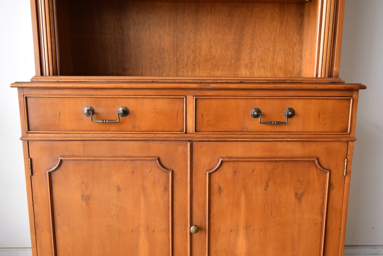 アーチの優美さが際立つ上品なブックキャビネット【9136】