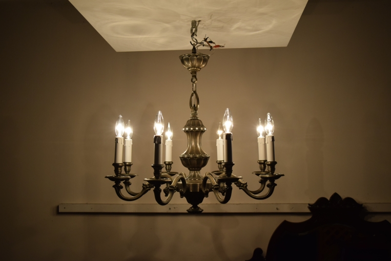 パルテノン アンティーク / 重厚なシルバーカラーが魅力的な8灯式