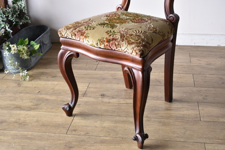 優雅で華やかなデザインが魅力のウォールナットバルーンチェア【c215-6】