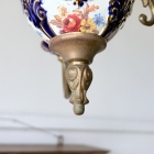 真鍮フレームが温かみのある光を放ち、空間を華やかに彩る照明器具。コバルトブルーの磁器に映える金彩と薔薇の花絵が美しい5灯シャンデリア【sy456】