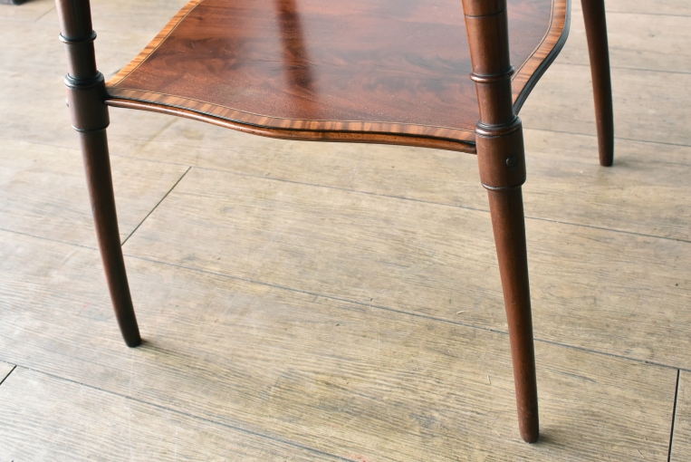 パルテノン アンティーク / 縁を彩る象嵌細工が目を引くマホガニー