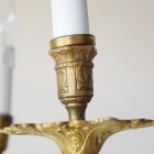 キャンドルの灯火を再現した、雰囲気のある6灯のソケットデザイン。ダイニングやリビングに温かみのある光を届ける、エレガントなシャンデリアの点灯状態。