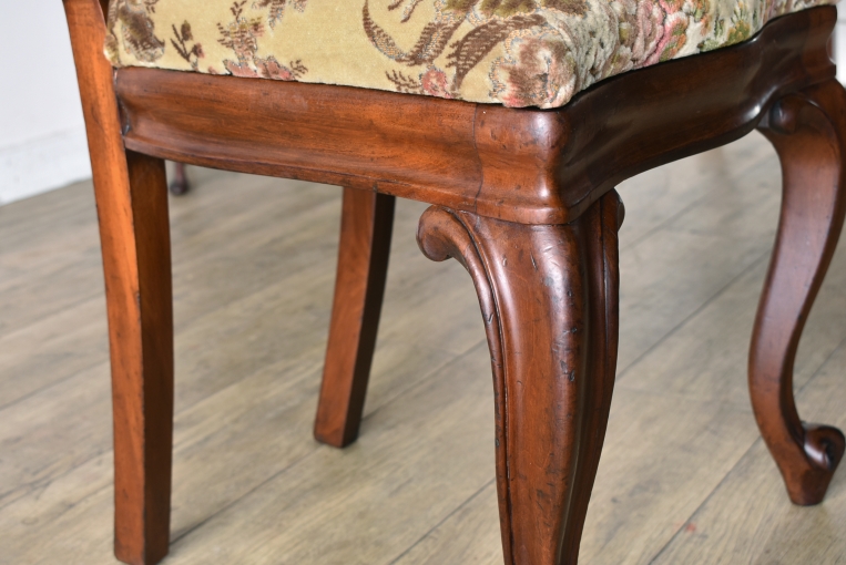 優雅で華やかなデザインが魅力のウォールナットバルーンチェア【c215-6】