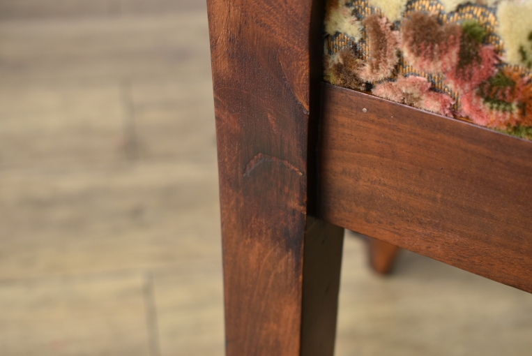 脚の付け根に修復跡がございます