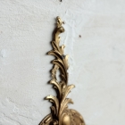 壁面を華やかに彩る、優雅な曲線を描く真鍮製の1灯式ウォールランプ【2059】