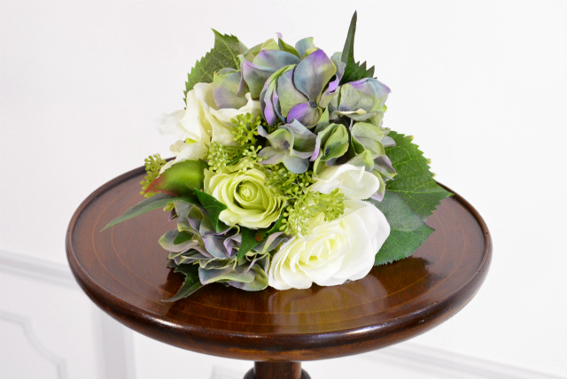 スマートなシルエットが特徴的なプラントスタンド【40274】