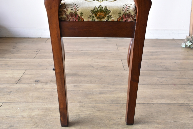 優雅で華やかなデザインが魅力のウォールナットバルーンチェア【c215-5】