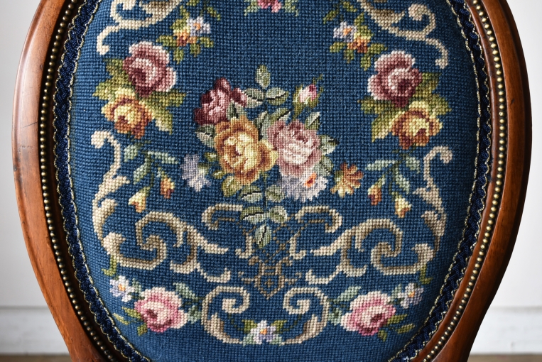 プチポワン生地が素晴らしいウォールナットサロンチェア【c317-2】