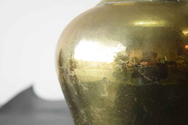 真鍮の輝きと手仕事の温もり、ハンマリング加工のブラスフラワーベース【8532】