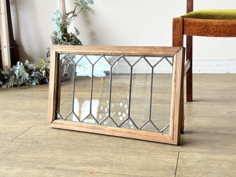 シンプルなダイヤ柄が美しく光を通すステンドグラス。施工や飾りに便利な木製フレーム付き。【51625-1】