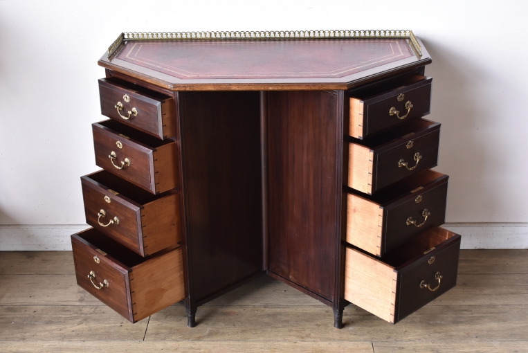 裏側がミラーバック収納になっている珍しいレザートップテーブル【fo237】