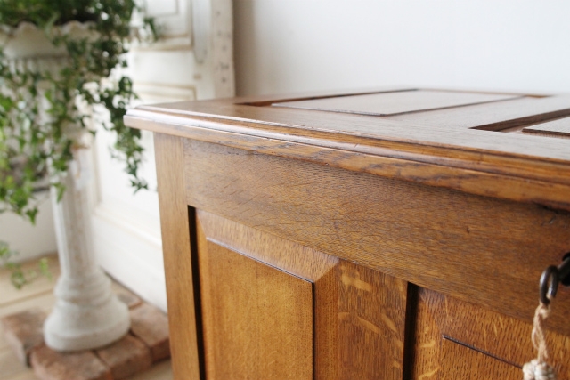 オーク無垢材で内装までしっかりと作られたベッドサイドコファ【40291】