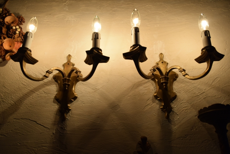 暗い部屋で見上げた様子