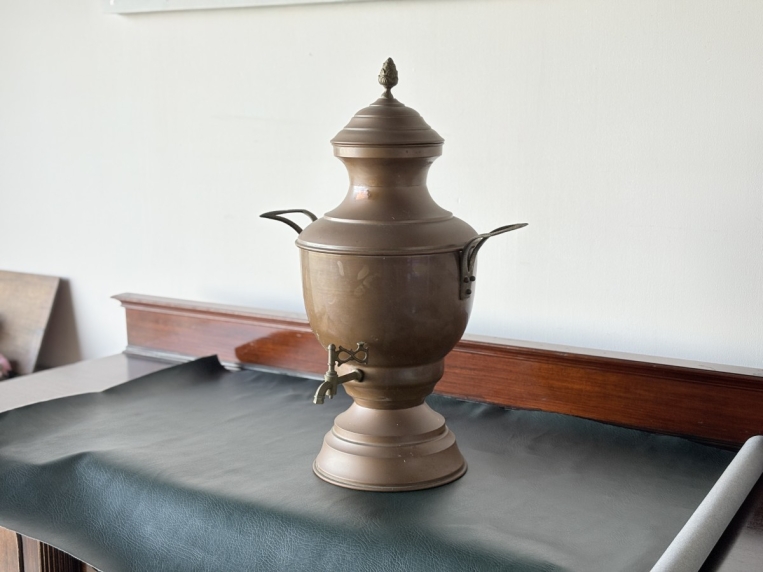 空間を格調高く演出する装飾用のオブジェとしてお楽しみいただける、重厚感のある金属製ピッチャー【5405】