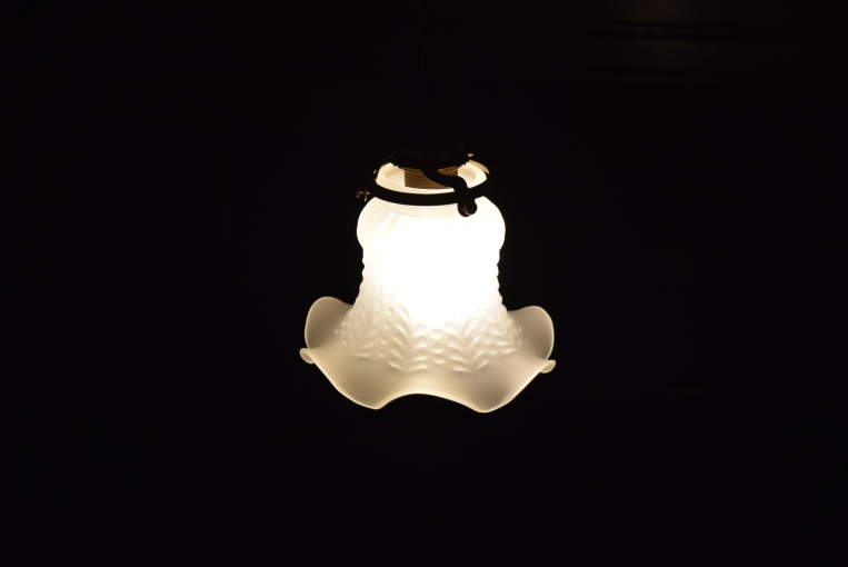 【クレジットカード決済専用ページ】波打つように広がるシェードのフォルムが軽やかな印象を与える小ぶりなペンダントランプ【1818】