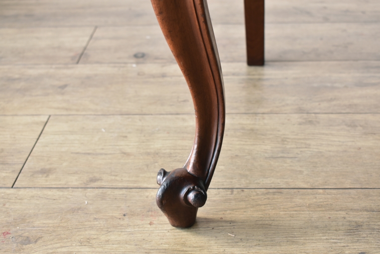 優雅で華やかなデザインが魅力のウォールナットバルーンチェア【c215-5】