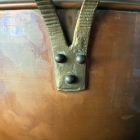 空間を格調高く演出する装飾用のオブジェとしてお楽しみいただける、重厚感のある金属製ピッチャー【5405】