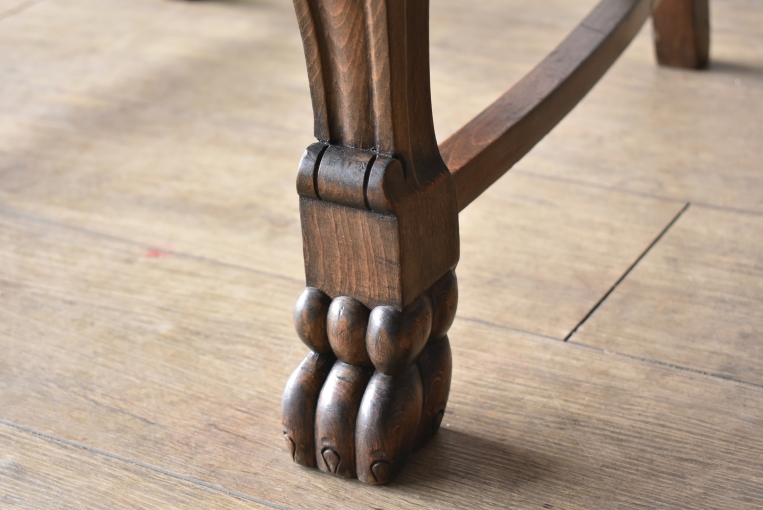 アンティークならではの生地が目を引くアームチェア【c35】