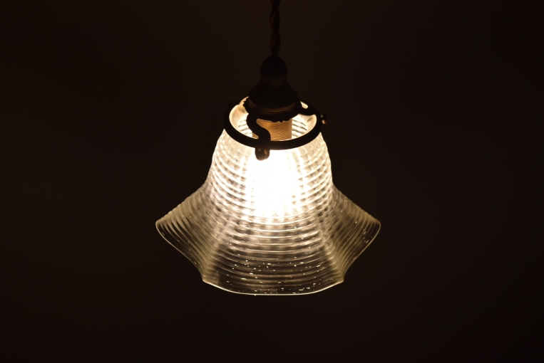 波打つような美しいラインが印象的なペンダントランプ【1805】
