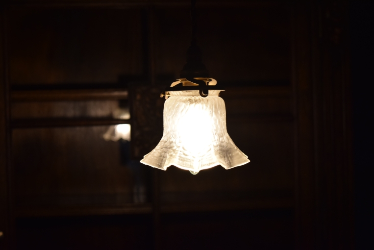 明かりを灯した瞬間に浮かび上がる、ガラスシェードの優美な紋様。ショップの店舗什器としても、洗練された「本物」が漂う空間づくりをドラマチックに演出し、安らぎに満ちた上質なひとときを提供します。