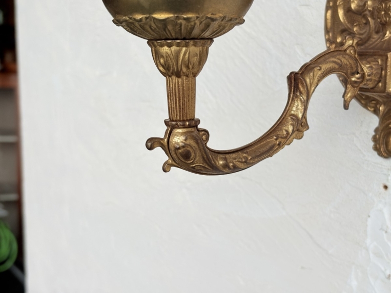 壁面を華やかに彩る、優雅な曲線を描く真鍮製の1灯式ウォールランプ【2059】