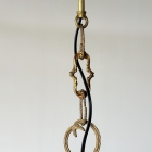 優雅な曲線が空間を華やかに彩る、真鍮の重厚な質感としずく型クリスタルが煌めく8灯式ガラスシャンデリア【sy470】