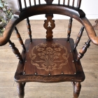 味わい深いスピンドルバックアームチェア【c307】