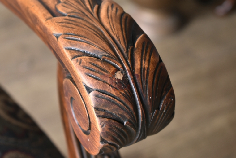 アンティークならではの生地が目を引くアームチェア【c35】