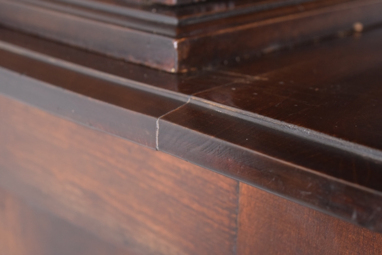 重厚な風格と実用性を兼ね備えたジョージアン様式のラージガラスキャビネット【k41】