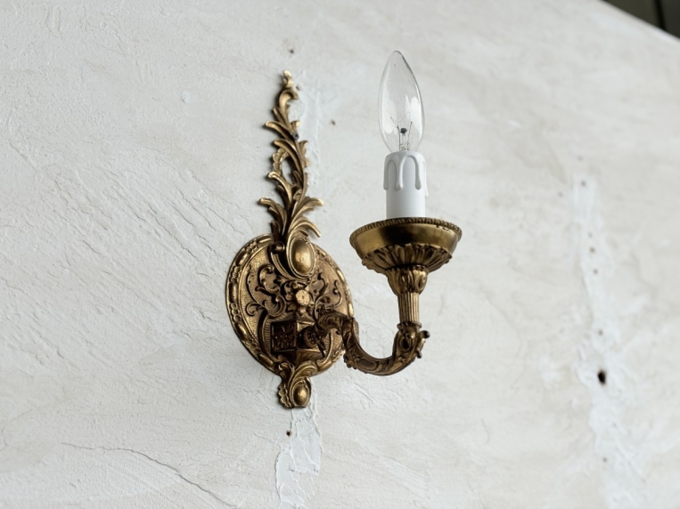 壁面を華やかに彩る、優雅な曲線を描く真鍮製の1灯式ウォールランプ【2059】