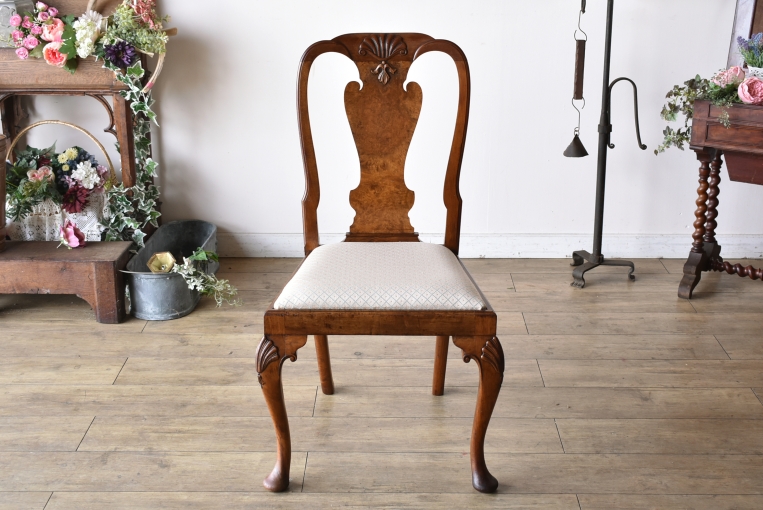 花瓶型の背もたれが特徴のクイーンアンチェア【c285-2】