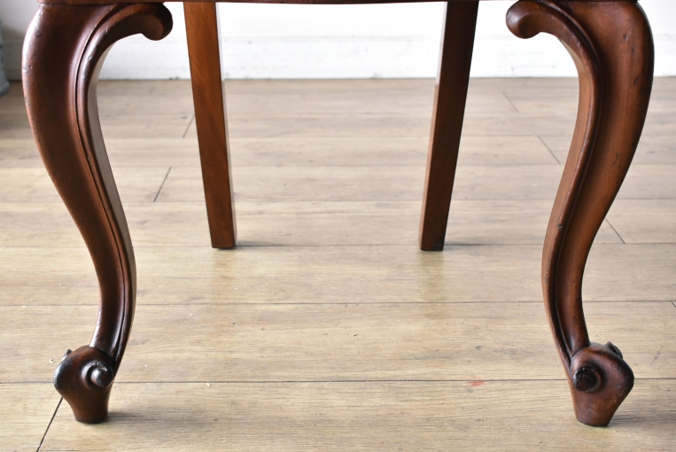 優雅で華やかなデザインが魅力のウォールナットバルーンチェア【c215-6】