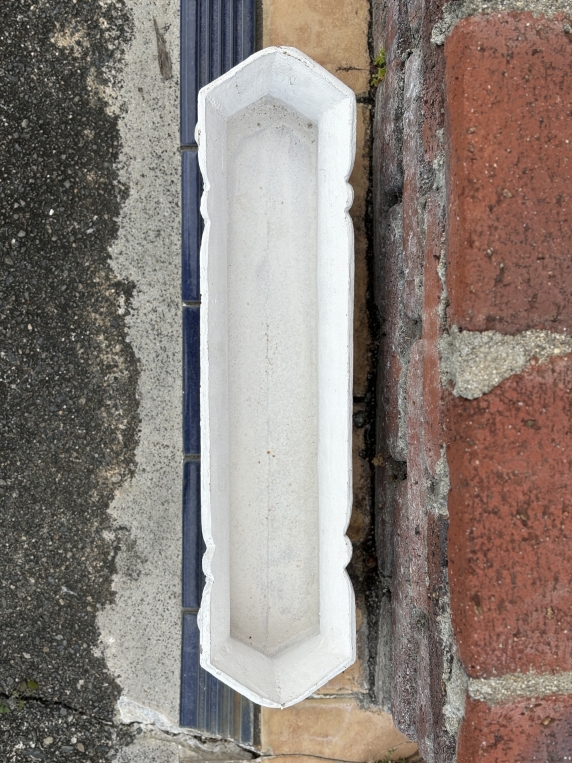 横長のフォルムが寄せ植えを華やかに演出。優美な草花レリーフが施されたホワイトカラーのプランター【51538】