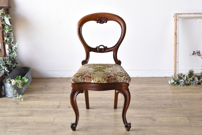 優雅で華やかなデザインが魅力のウォールナットバルーンチェア【c215-5】