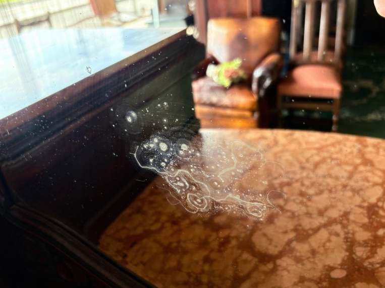 赤褐色の大理石とオーバルミラーが映える大型サイドボード。バールエルムの杢目と果実彫刻が美しい一台【s78】