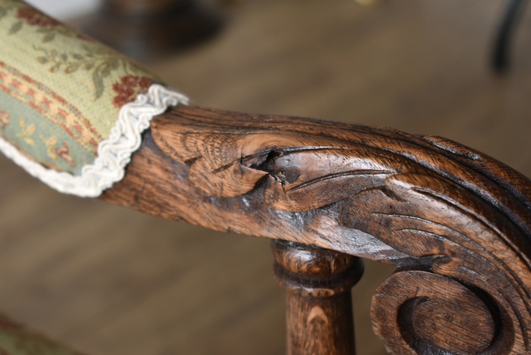 見事な彫刻が美しいキッズアームチェア【c304】