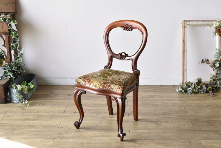 優雅で華やかなデザインが魅力のウォールナットバルーンチェア【c215-5】