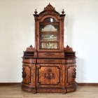1900年代フランス製、ナポレオン3世様式の大型キャビネット。最高級ウォールナット材の深い木目と、クラシックな装飾が調和した、圧倒的な品格を放つアンティークのブックケース・飾り棚です。